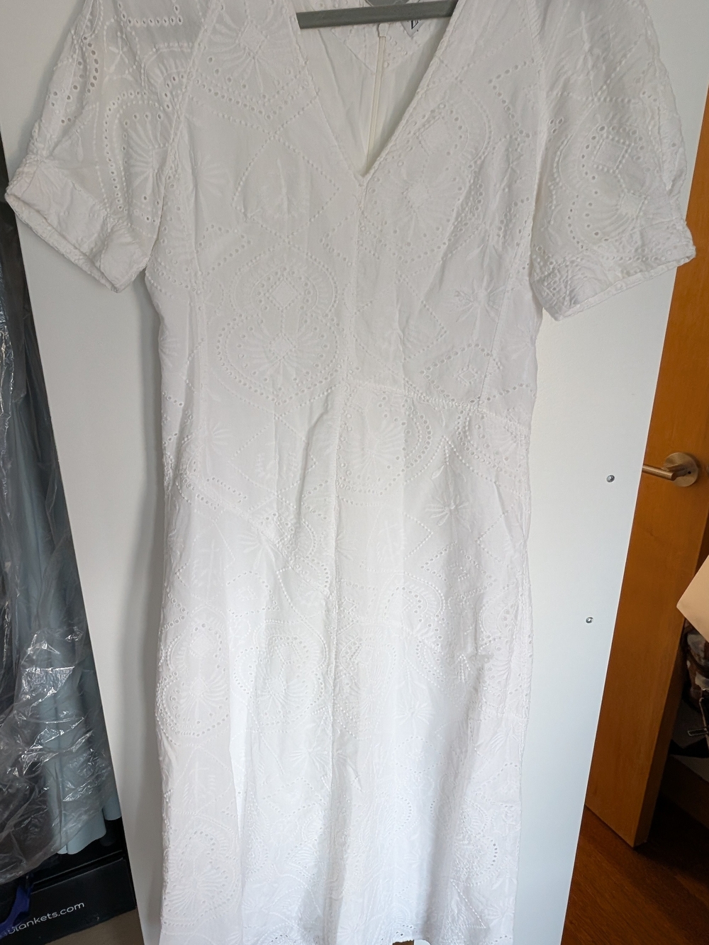 Zara White Solid Embroidered Eyelet V-Neck Midi Dress Size M